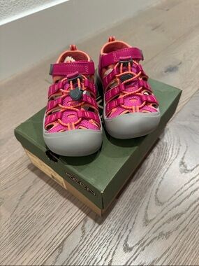 Brand new with box Keen Kids Pink & Orange Closed-Toe Sport Sandals